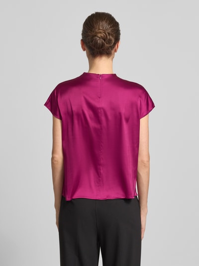 Frauenmodel trägt Blusenshirt mit Rundhalsausschnitt und Kappärmeln von Zero, Material-Mix mit Stretch-Anteil, Gerade, Rückenlänge 56 cm, Ganzkörperansicht Rückansicht.