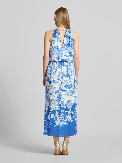 Frauenmodel trägt Cocktailkleid im Allover-Look mit Seitenschlitz von Adrianna Papell in Blau-Weiß, taillierter Schnitt, Midikleid, Rückenansicht.