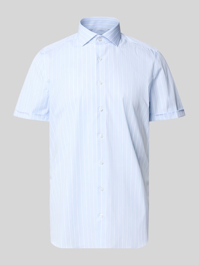 Produktfoto, Slim Fit Business-Hemd mit Blockstreifen und Kentkragen von OLYMP Level Five, hellblau mit weißen Streifen, Knopfleiste, glatte Textur