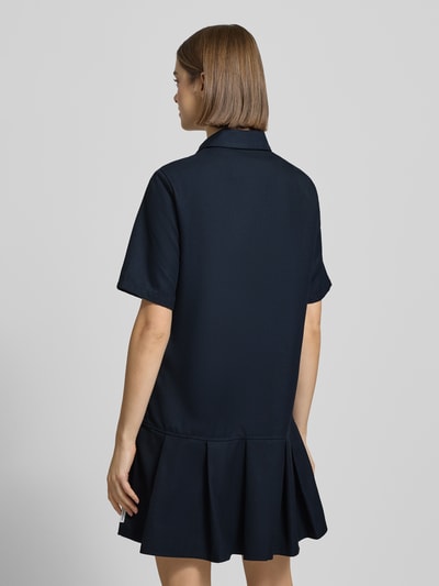 Frauenmodel trägt Körpernahes Polokleid mit Viskose-Anteil von Marc O'Polo Denim, Optik: Unifarben, Mini-Länge, Label-Stitching-Applikation, Kurzarm, Materialverarbeitung: Twill, Ganzkörperansicht Rückansicht