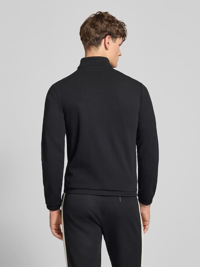 Männermodel trägt schwarzen Slim Fit Tracksuit mit Logo-Stitching Modell 'Egeo' von SERGIO TACCHINI, elastischer Baumwoll-Mix, Ganzkörperansicht Rückansicht