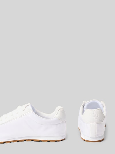 Produktfoto, weißer Sneaker mit Logo und Gummisohle Modell 'TIAH5' von Guess, abgerundete Spitze, Schnürung, leicht strukturierte Oberfläche