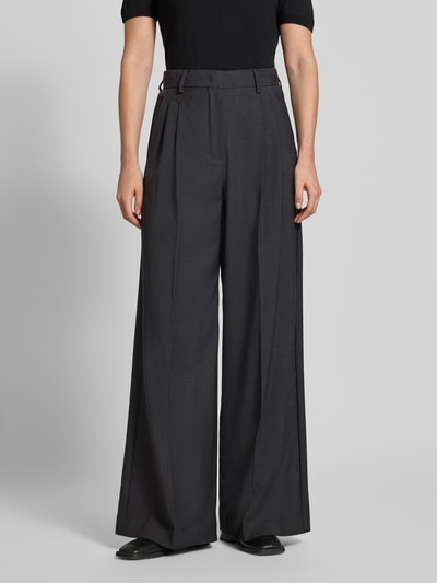 Frauenmodel trägt Weite Hose aus reiner Schurwolle Modell 'ADELFI' von Weekend Max Mara in dunklem Grau, strukturierte Stoffoberfläche, Ganzkörperansicht von vorne.