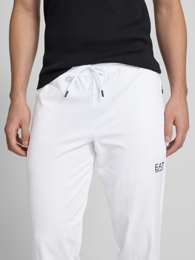 EA7 Emporio Armani Relaxed Fit Trainingshose mit Strukturmuster Modell 'TENNIS PRO' Weiss 3