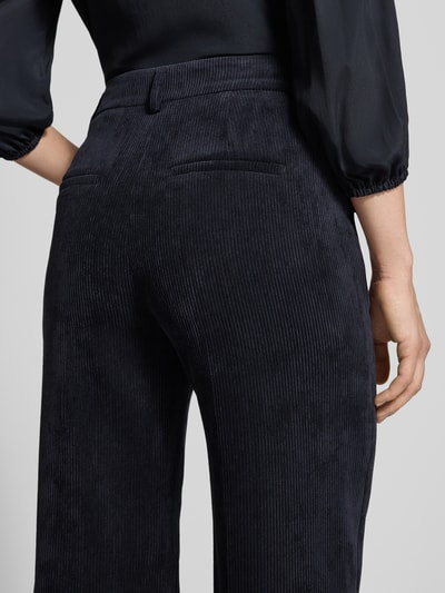 Vrouwenmodel draagt Wide Fit stoffen broek in corduroy look van Luisa Cerano, Achterzakken, elastische band, bandwijdte maat 36: 38 cm, binnenbeenlengte maat 36: 48 cm, detailopname rugaanzicht