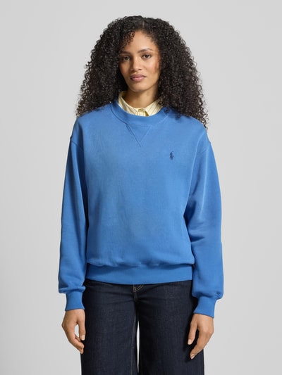 Kobiece modelka nosi bluzę Sweatshirt mit Label-Stitching od Polo Ralph Lauren, mieszanka bawełny, luźny krój, prążkowane wykończenia, okrągły dekolt, wyhaftowane logo, widok całej sylwetki z przodu.