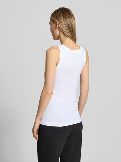 Frauenmodel trägt Tanktop mit Rundhalsausschnitt von Marc Cain in Weiß, fein gerippt, körpernah, Baumwoll-Mix, Ganzkörperansicht Rückansicht.