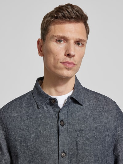 Männermodel trägt Regular Fit Hemdjacke aus Leinen-Baumwoll-Mix Modell 'STILLWATER' von Barbour, tkanina stylizowana na denim, wykładany kołnierz, listwa guzikowa, brustasza, mieszanka lnu i bawełny, kolor szary, faktura gładka, krój regular fit, Nahaufnahme Oberkörper