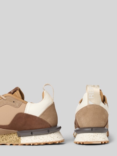 Produktfoto, Sneaker aus Leder-Mix Modell 'Field' von Replay in Beige- und Brauntönen mit Logo-Detail, Schnürverschluss, profilierte Sohle, abgerundete Passform, Absatzhöhe 4 cm, Schafthöhe 9 cm, Schaftweite 7 cm, Rückansicht.