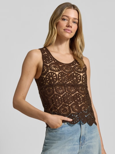 Modelka kobieca ma na sobie Regular Fit Blusentop aus Baumwoll-Mix Modell 'ELSA' od Vero Moda, brązowy, wzór jednolity, bez rękawów, koronkowa tekstura, długość cropped, okrągły dekolt, krój regular fit, materiał bawełniany, ujęcie całej sylwetki z przodu.