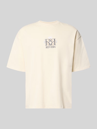 Produktfoto, T-Shirt mit Label-Stitching und Rundhalsausschnitt von REVIEW in Creme, wyhaftowane logo, okrągły dekolt, bawełna, krój relaxed fit, Długość tyłu w rozmiarze M: 69 cm