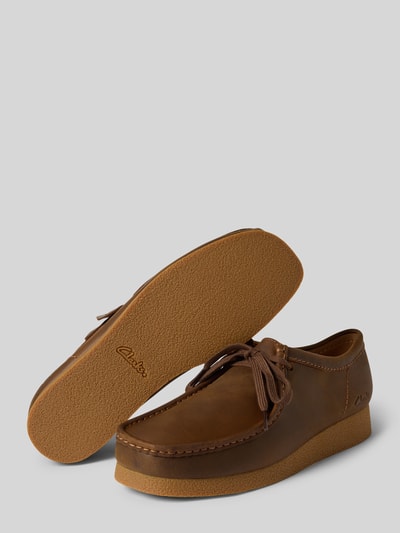 Produktfoto, Loafer mit Schnürverschluss von Clarks in Braun, abgerundete Form, Ziernähte, strukturierte Sohle und Label-Prägung, Herrenmodell, Absatzhöhe 3 cm, Schafthöhe 7 cm, Schaftweite 12 cm bei Größe 44