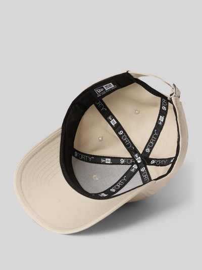 Produktfoto, Base Cap mit Motiv-Stitching Modell '9FORTY' von New Era aus Reine Baumwolle in Beige mit schwarzem Innenband, Strapback