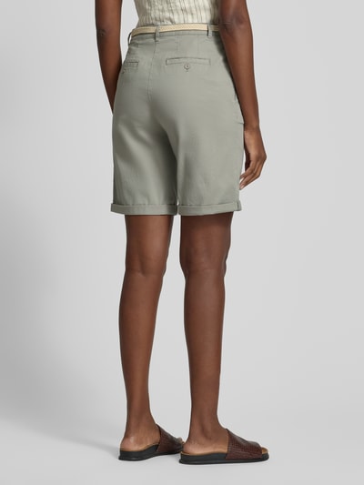 Frauenmodel trägt Chino-Bermudas mit Gürtel von Christian Berg Woman aus Reine Baumwolle, Regular-Fit, Umschlag, Ganzkörperansicht Rückansicht.