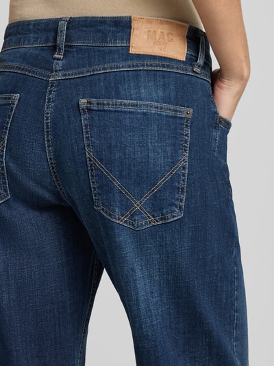 Frauenmodel trägt dunkelblaue Straight Fit Jeans aus Baumwoll-Mix von MAC, sichtbare Taschenstruktur, Nahaufnahme Rückansicht. Damen Straight Fit Jeans von MAC.