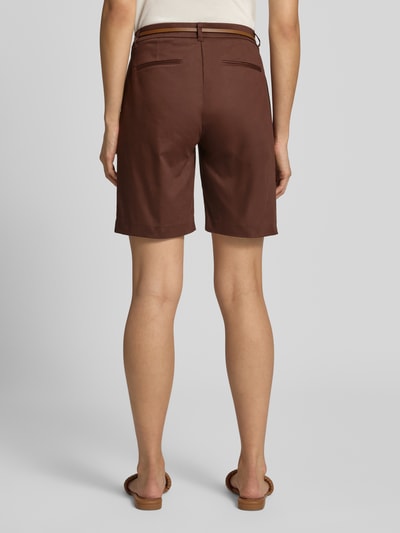 Frauenmodel trägt Bermudas mit Gürtel Modell 'Days' von b.young in Braun, Baumwoll-Elasthan-Mix, Regular Fit, Ganzkörperansicht Rückansicht.