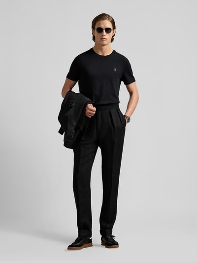 Männermodel trägt Regular Fit T-Shirt aus reiner Baumwolle von Polo Ralph Lauren in Schwarz mit Logo-Stitching, Ganzkörperansicht von vorne.