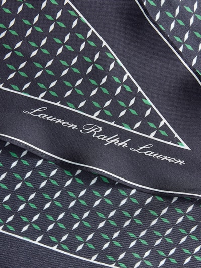 Produktfoto, Tuch aus reiner Seide von Lauren Ralph Lauren mit Allover-Muster, Label Patch, glatte Textur, navy mit grünen und weißen Details