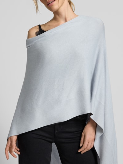 Vrouwenmodel draagt Relaxed Fit Poncho uit viscosemix in tricotlook van comma, lichtgrijs met verlengde achterkant, ruglengte 57 cm, nahaufnahme bovenlichaam.