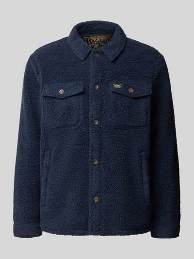Produktfoto, Regular Fit Hemdjacke aus Fleece von Superdry in Dunkelblau mit Kentkragen, Knopfleiste, Brust- und Eingrifftaschen, weiche Textur