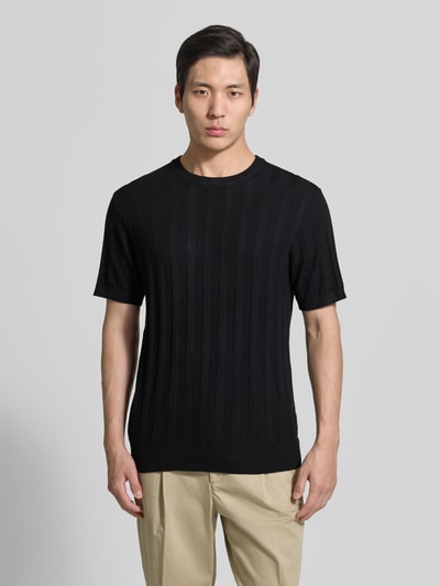 Mannenmodel draagt gebreid shirt uit viscosemix met ronde hals, regular fit, riblook van Lindbergh, heren, zwarte kleur, frontaal, bovenlichaam close-up.