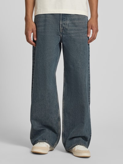 Männermodel trägt Jeans im Used-Look Modell 'Type 3' von Wood Wood, blaue Baumwolle, Relaxed Fit, Ganzkörperansicht von vorne.