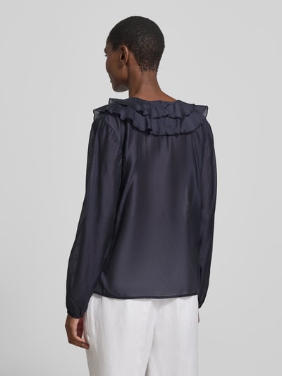 Männermodel trägt Regular Fit Bluse aus Lyocell-Mix mit Volants von comma, ciemnogranatowy kolor, lekko połyskująca faktura, długość tyłu 60 cm, długość rękawa 59 cm, krój regular fit, wyraziste falbany przy dekolcie, widoczny V-dekolt, tył gładki, widok całej sylwetki od tyłu