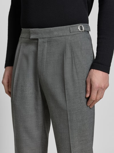 Männermodel trägt Anzughose mit Bügelfalten und Gesäßtaschen von MCNEAL aus grauem Material-Mix mit Viskose-Anteil, Nahaufnahme Oberkörper.