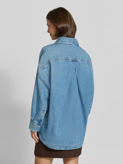 Frauenmodel trägt Oversized Hemdjacke aus Baumwoll-Denim Modell 'C_OVERSHIRT 4.0' von BOSS Orange, jednokolorowy, wykładany kołnierz, listwa z zatrzaskami, długi rękaw, wpuszczane kieszenie, denim, bawełna, Ganzkörperansicht Rückansicht