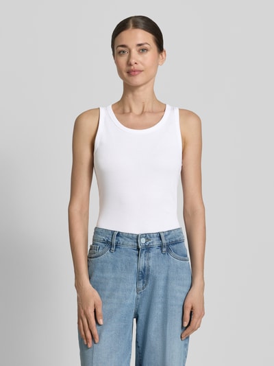 Modelka kobieca ma na sobie Regular Fit Tank Top aus Baumwoll-Mix od s.Oliver RED LABEL, biały, prążkowany, szerokie ramiączka, krój regular fit, widok całej sylwetki z przodu.