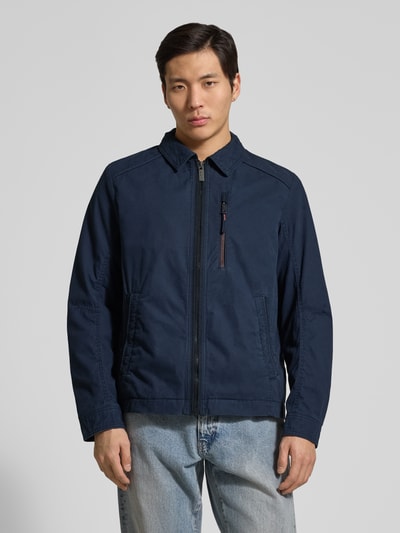 Männermodel trägt Regular Fit Hemdjacke aus reiner Baumwolle von Tom Tailor in Dunkelblau, Twill, schlichte Optik, Ganzkörperansicht von vorne.