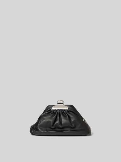 Produktfoto, Clutch aus echtem Lammleder von Marc Jacobs in Schwarz mit Raffung, Hauptfach mit Schnallenverschluss, Ketten-Optik Trageriemen, Logo-Detail, Maße 27 cm Breite, 17 cm Länge, 7 cm Tiefe.