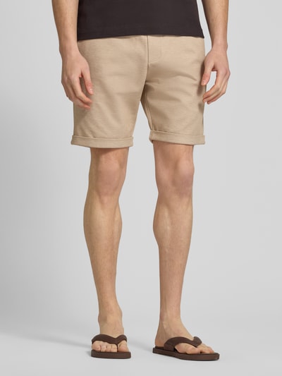 Männermodel trägt Shorts mit elastischem Bund und Gesäßtasche von MCNEAL im Regular-Fit aus Material-Mix mit Viskose-Anteil, Ganzkörperansicht von vorne.