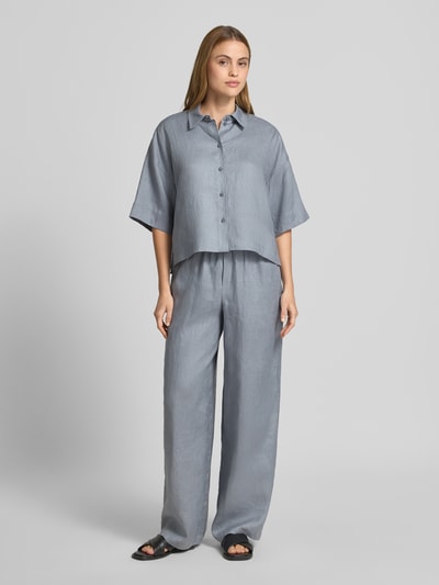Kobiece model prezentuje Wide Leg Leinenhose Modell 'DWINDLE' od Drykorn z czystego lnu, elastyczny pas ze sznurkiem, szerokość w rozmiarze 27/34: 38 cm, długość nogawki wewnętrznej 83 cm, całość w odcieniach szarości, widok całej sylwetki z przodu