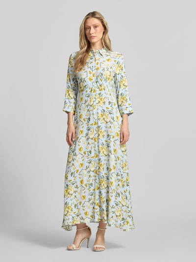 Frauenmodel trägt Hemdblusenkleid aus Viskose mit Knopfleiste Modell 'SAVANNA' von YAS, A-Linie, Maxikleid, Allover-Look, Ganzkörperansicht von vorne.