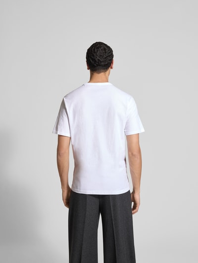 Männermodel trägt Regular Fit T-Shirt aus reiner Baumwolle von Officine Générale, weiß, Herren T-Shirt, Kurzärmelig, Rückenlänge 68 cm, Ganzkörperansicht Rückansicht