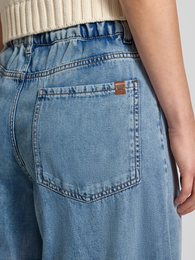 Frauenmodel trägt Wide Leg Jeans aus reiner Baumwolle Modell 'ZATTERA' von Max Mara, blaue Waschung, Damen Wide & Loose Fit Jeans von Weekend Max Mara, Nahaufnahme Oberkörper