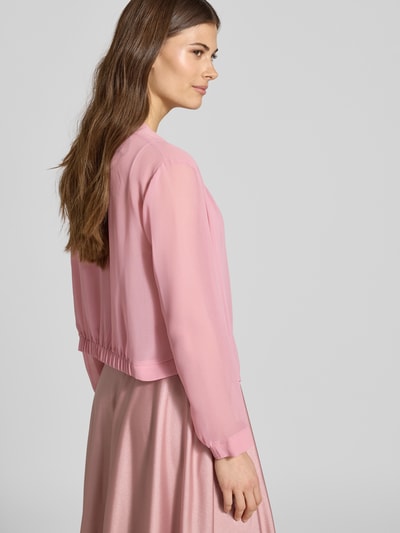 Modelka nosi Kurtka aus Chiffon in offener Passform von Vera Mont, różowy półprzezroczysty materiał, swobodny krój, długość tyłu w rozmiarze 36: 46 cm, widok z boku
