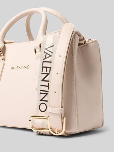 Produktfoto, cremefarbene Handtasche mit Logo-Detail Modell 'ZERO' von VALENTINO BAGS, strukturierte Oberfläche, kurze Tragegriffe, verstellbarer Schultergurt, Reißverschlussfach und Hauptfach, Breite 28 cm, Länge 20 cm, Tiefe 13 cm, Länge Schulterriemen 112 cm.