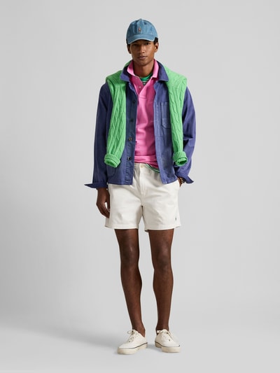 Männermodel trägt Regular Fit Shorts aus Baumwoll-Mix von Polo Ralph Lauren in Unifarben mit Logo-Stitching, Ganzkörperansicht von vorne.