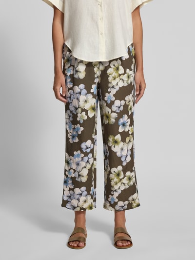 Frauenmodel trägt Hose aus Viskose-Leinen-Mix Modell 'Alexandria' von STEHMANN, florales Allover-Muster, verkürzte Passform, Nahaufnahme Unterkörper.