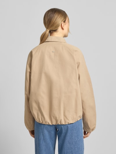Frauenmodel trägt Blouson aus reiner Baumwolle von WHITE LABEL in Beige mit Umlegekragen und lockerer Passform, Ganzkörperansicht Rückansicht.