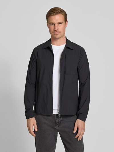 Mannenmodel draagt Regular fit Jacke mit Umlegekragen Modell 'Motion' van SCANDINAVIAN EDITION in zwart, elastische materiaalmix, Napoleonzak, tweewegritssluiting, steekzakken, ruglengte 73 cm, schouderbreedte 45 cm, borstwijdte 50 cm, mouwlengte 66 cm, voorkant hele lichaam.