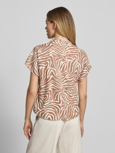 Frauenmodel trägt Regular Fit Hemdbluse aus Leinen-Mix Modell 'Falakka' von B.Young mit Allover-Animal-Print, Rückenansicht.