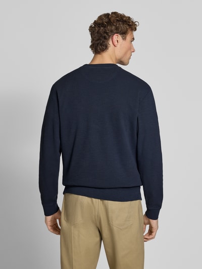 Männermodel trägt Regular Fit Sweatshirt aus katoenmix met ronde hals en elastische boordjes van Scotch & Soda, ruglengte maat M 61 cm, mouwlengte maat M 70 cm, heren, donkerblauw, volledig beeld van achteren