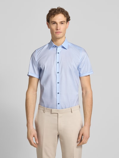 Männermodel trägt Slim Fit Business-Hemd mit Kentkragen von OLYMP Level Five in Hellblau, glatte Struktur, Knopfleiste, Ganzkörperansicht von vorne. Baumwoll-Elasthan-Mix, kurze Ärmel, Rückenlänge 80 cm, Schulterbreite 43 cm, Ärmellänge 24 cm.