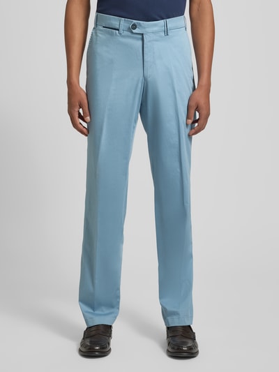 Mężczyzna nosi Chino mit Eingrifftaschen Modell 'Peaker' von Hiltl, bawełna z elastanem, krój regular fit, jasnoniebieski, Ganzkörperansicht von vorne. Szerokość w rozmiarze 50: 45 cm, długość nogawki wewnętrznej: 84 cm.