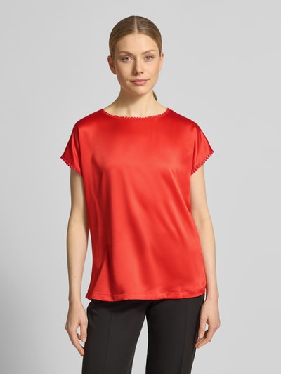 Frauenmodel trägt T-Shirt aus Satin mit Häkelspitze von Christian Berg Woman in Rot, Regular Fit, Rundhalsausschnitt, Ganzkörperansicht von vorne.
