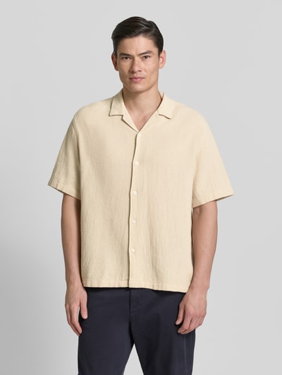 Männermodel trägt Relaxed Fit Freizeithemd aus reiner Baumwolle Modell 'RLXCAL' von SELECTED HOMME, Optik: Unifarben, Ganzkörperansicht von vorne.