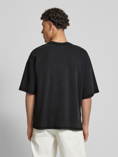 REVIEW T-shirt o kroju oversized z okrągłym, prążkowanym dekoltem Czarny 5